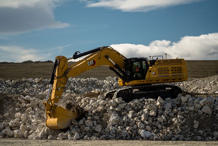 Cat 374 Next Generation.jpg