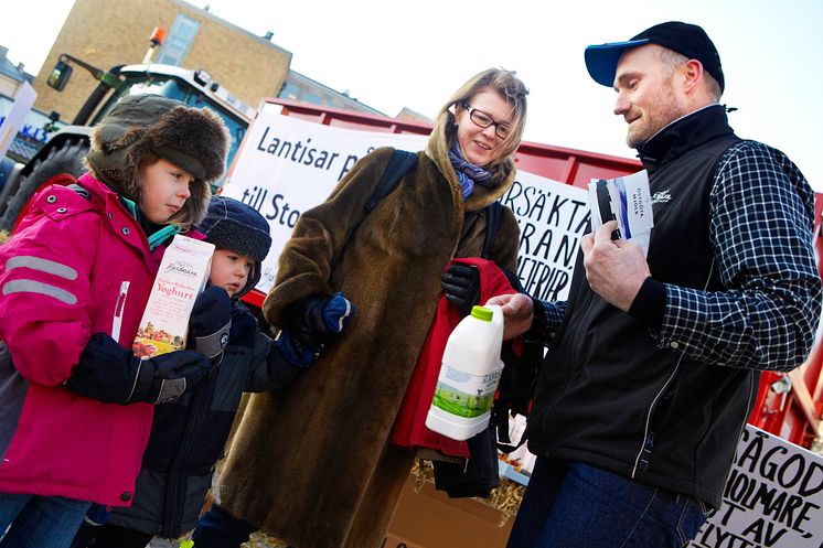 Jonas Persson delar ut mjölk på Medborgarplatsen i Stockholm