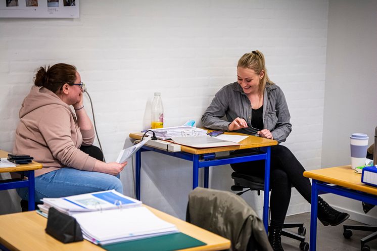 Henriette (t.v) og Laura har taget uddannelsen som rengøringsteknikker.