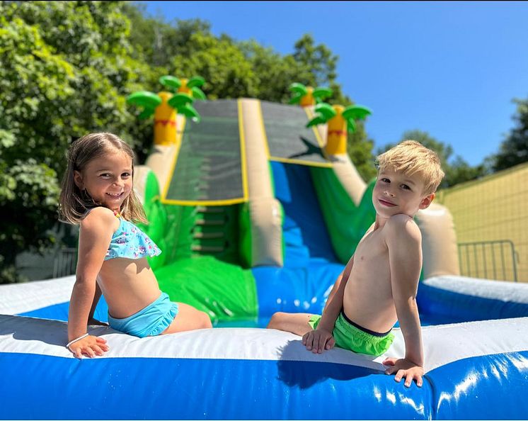 Wasserrutsche mit Kindern_Foto Oskarshausen