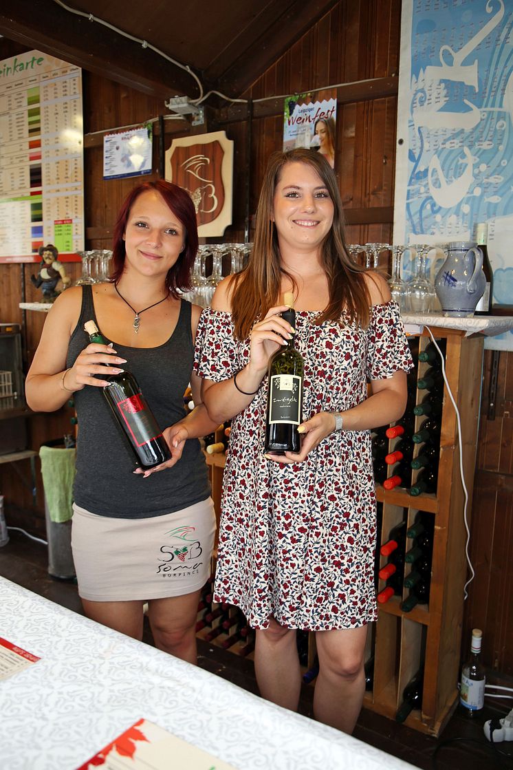 Leipziger Weinfest - Weinstand und Verkäuferinnen des Soma Weinguts aus Ungarn 