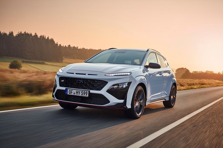 hyundai-kona-n-test-drive-sonic-blue-driving-30 (2)