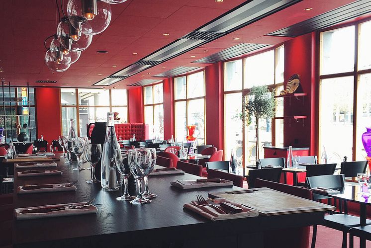 Rött och svart ger en livfull och grafisk profil till restaurangen. 