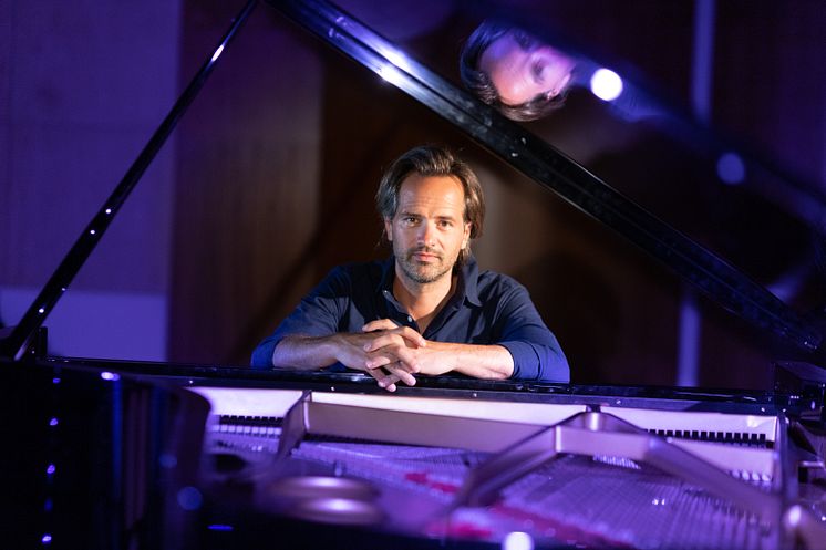 Peter Jablonski vid flygeln han ger i vår tre konserter i Karlskrona Porslinsmuseum Foto Renato Bianchini.jpg