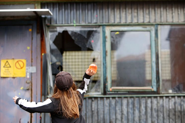 Det första "badtaget" – kast med vattenballonger