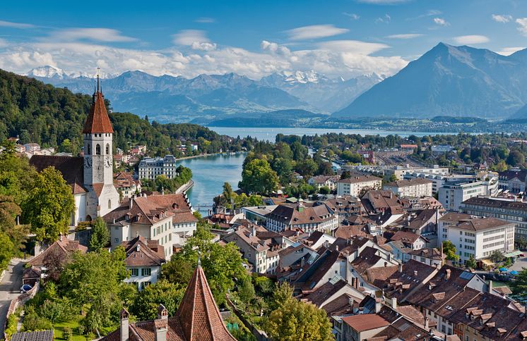 Thun: Sicht auf die Stadt mit Schloss und See