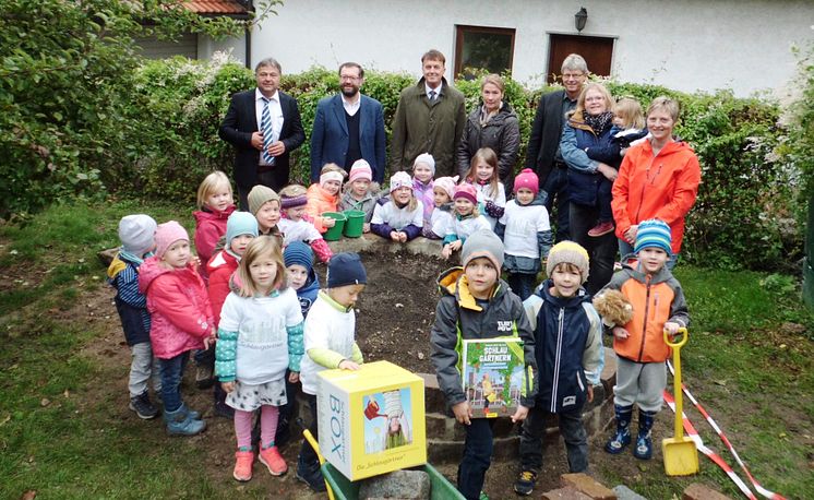 Die Schlaugärtner-Box für den Kindergarten St. Margareta in Pettendorf ist da: Mit 2.000 Euro unterstützt das Bayernwerk das Projekt Kräuterschnecke.