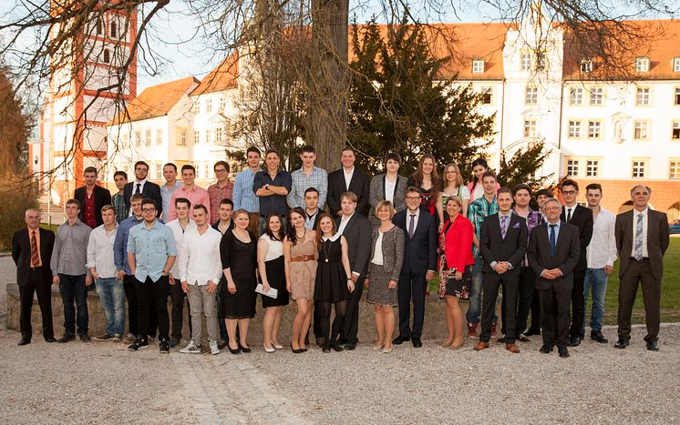Foto: Die Ausbildungsabsolventen des Bayernwerks aus Pfaffenhofen und München mit dem Personal- und Ausbildungsteam des Bayernwerks und Landrat Martin Wolf.