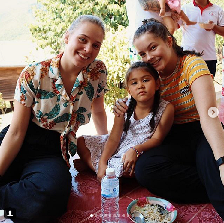 Hjelper barn i Thailand:  Youtuberne Karoline Habberstad (t.v.) og Trine Weydahl  med NMS hos minoritetsbefolkningen i Nord-Thailand i forbindelse med Giving Tuesday 2018.