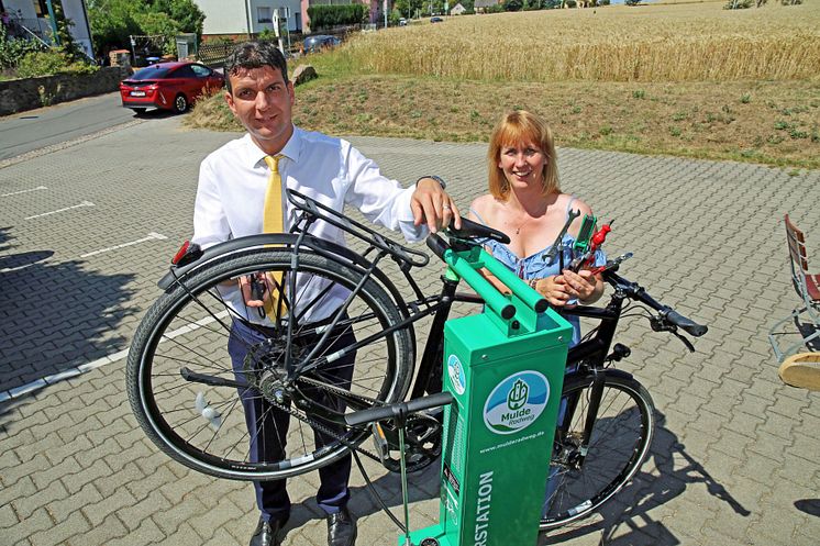 Henry Graichen und Sandra Brandt nehmen die erste Fahrrad-Selbsthilfewerkstatt in Betrieb