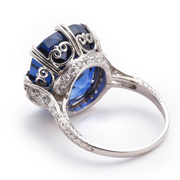 Tiffany & Co.: A Belle Èpoque sapphire and diamond ring. Sold for EUR 127,000 / USD 139,000 (including buyer’s premium)