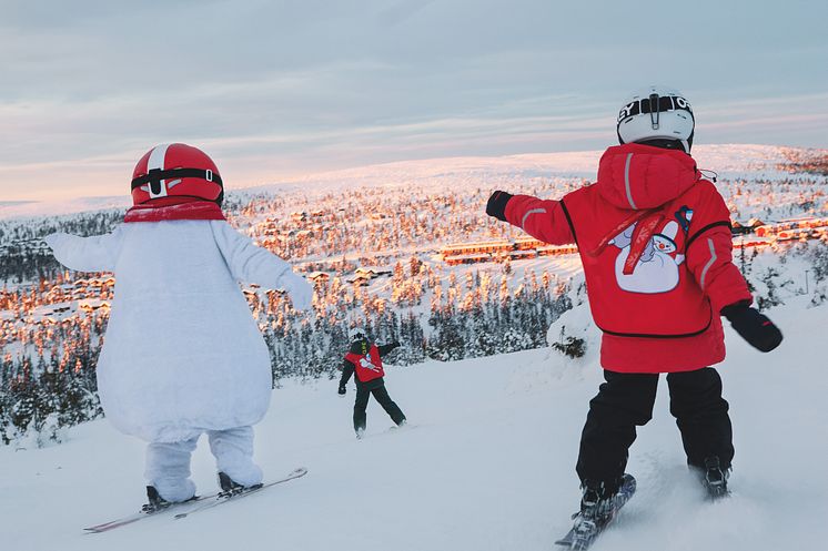 Valle och barn åker skidor