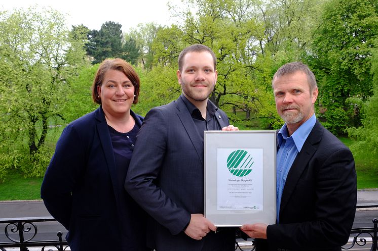 Waterlogics Kristin Fjærvold Pettersen (salgssjef region øst) og Magnus Hillestad (salgsjef) mottok beviset for å ha landets første, svanemerkede kaffetjeneste av markedsrådgiver Tormod Lien. 