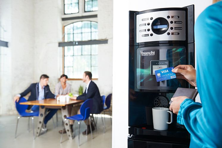 Kontaktloses Bezahlen mit Visa an einem Kaffeeautomaten