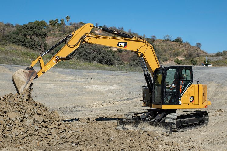 Cat 310 Next generation, vy snett framifrån.