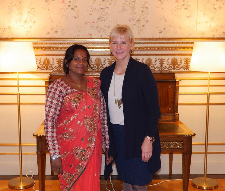 Per Anger-pristagare Rita Mahato möter utrikesminister Margot Wallström (Bild 2)