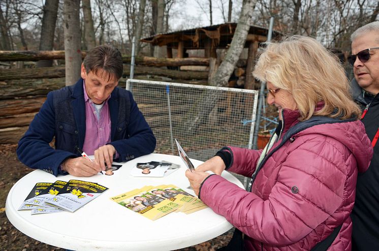 Autogramme an Fans bei der Tour: Film ab! Auf den Spuren von "Tierärztin Dr. Mertens" - Foto: Isabell Gradinger