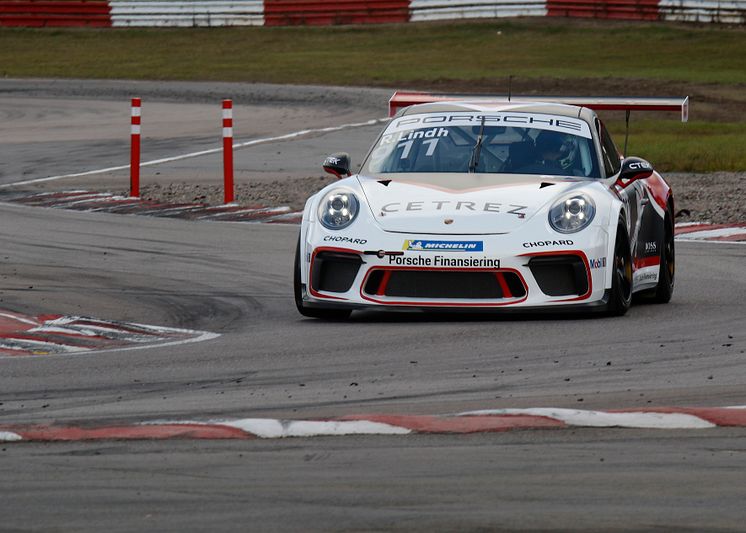 Det svenska stjärnskottet Rasmus Lindh från Kullavik ansluter till finalen i Porsche Carrera Cup Scandinavia