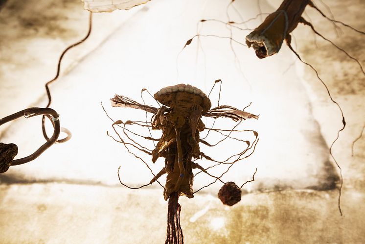Pressbild för ”Insekt Insikt” med verk av Annika Liljedahl och musik av Lo Kristenson