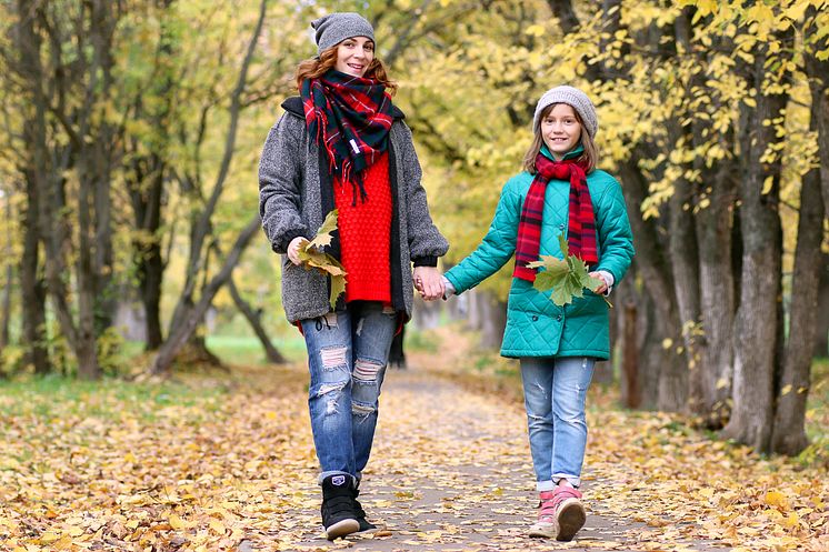 23193626-mom-and-daughter-on-a-walk-in-the-autumn-park.jpg