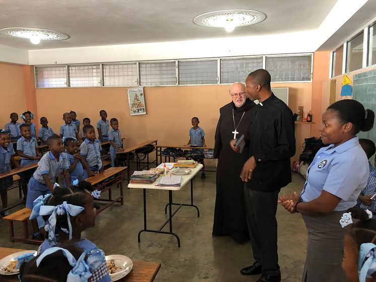 Kardinalen besöker de minsta eleverna på skolan