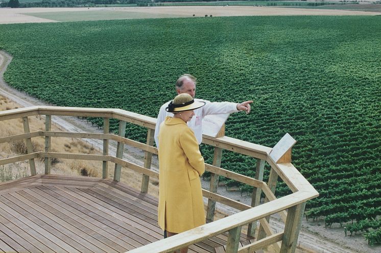 Hennes Majestet Dronning Elisabeth 2 besøker Brancott Estate i 1989