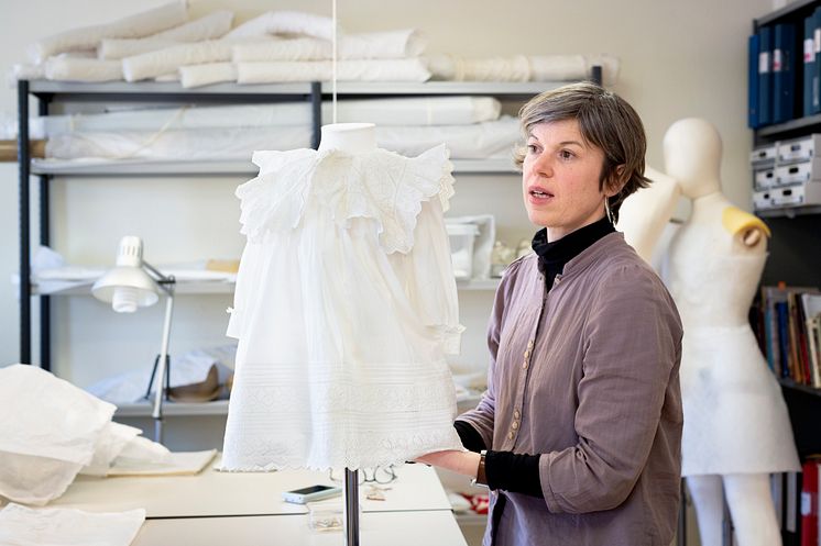 Anna Adrian, textilkonservator på Stadsmuseet.