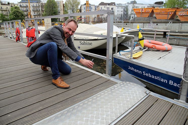 Stadthafen Leipzig - Prof. Michael Maul mit Motorboot "Johann Sebastian Bach"