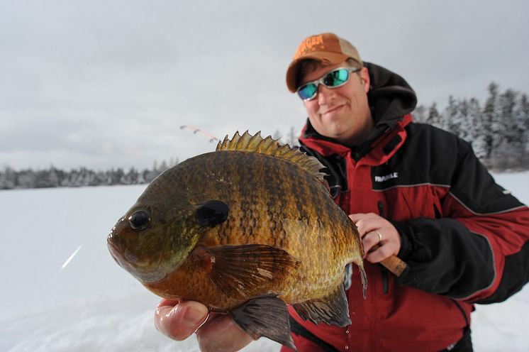 High res image - Raymarine - Ice Fishing Lifestyle