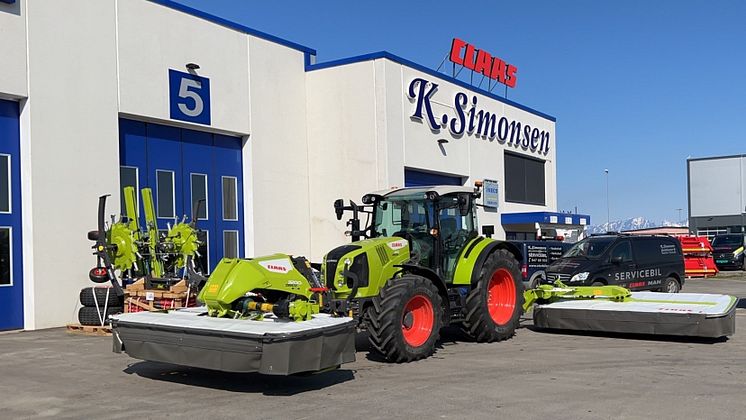 CLAAS traktor foran bygget i Harstad