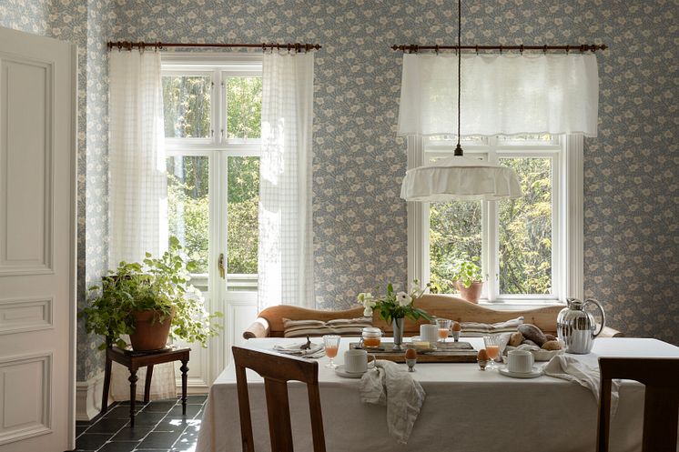 Tapet med blommor i blått och vitt i lantligt kök.