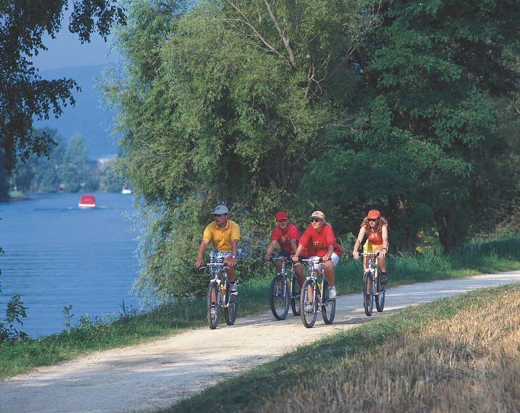 Biker entlang des Zihlkanals ©Schweiz Tourismus Christof Sonderegger