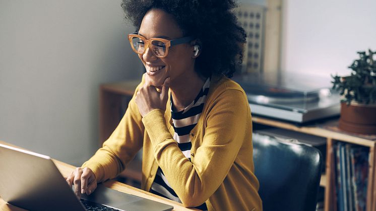 Kvinna leende vid laptop2_ foto Istock-W