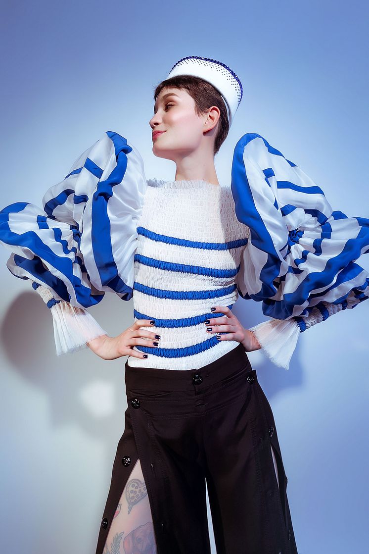 De blå striber var oprindeligt en del af uniformen i den franske flåde (1858). Takket være Coco Chanel og ikke mindst som her Jean Paul Gaultier er mønstret stadig i brug. 