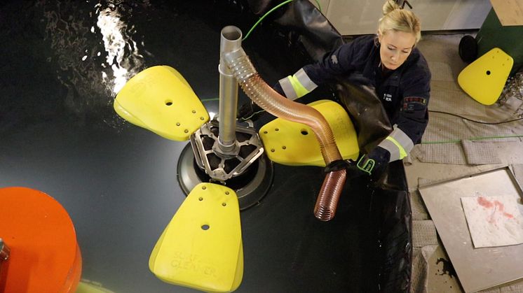 Christina Lundbäck med en portable SurfCleaner SCO 1000