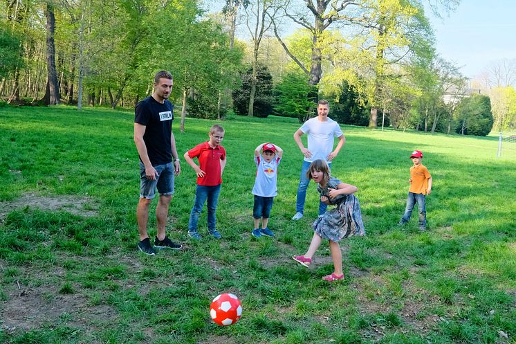 RB-Fußballer kicken im Kinderhospiz Bärenherz mit kleinen Fans um die Wette 