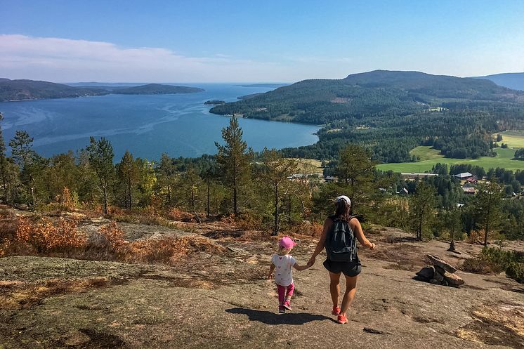 DEST_SWEDEN_SKULE_MOUNTAIN_PEOPLE_WOMAN_KID_GIRL_HIKE_GettyImages-1023015830_Universal_Within usage period_90513