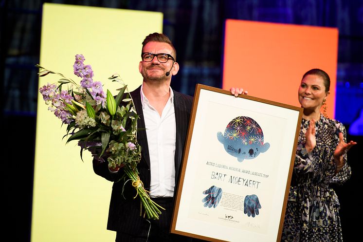 Bild från årets prisutdelning: Bart Moeyaert och kronprinsessan Victoria