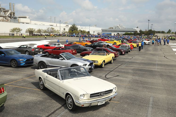 Ford Mustang nummer 1 var en Wimbledon-vit Mustang GT V8 cabriolet