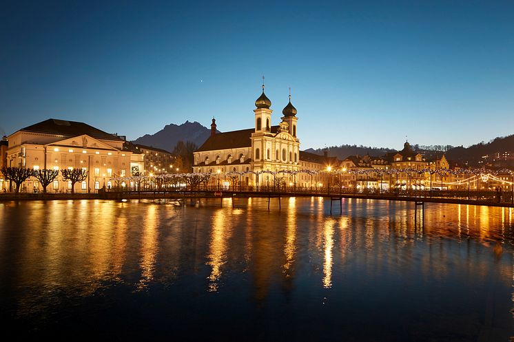 JesuitenkircheLuzernmitPilatus(c)LuzernTourismus_BeatBrechbuehl