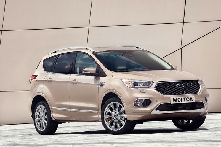 2016FordKuga_Vignale_03