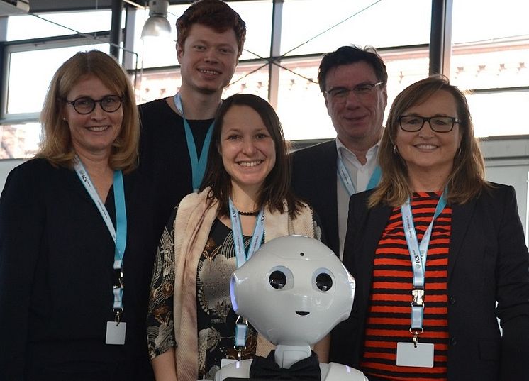 MANNHEIM. Ein kleiner Roboter wird zum großen Hingucker – Pepper‘s Auftritt an der Hochschule der Wirtschaft für Management (HdWM)in Mannheim zeigt Technologie zum Anfassen. Und Pepper bewegte sich unter den zahlreichen Gästen in der schmucken Aula d