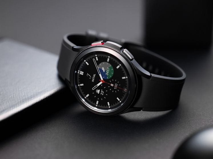 4. Galaxy Watch4_Product_Classic.jpg