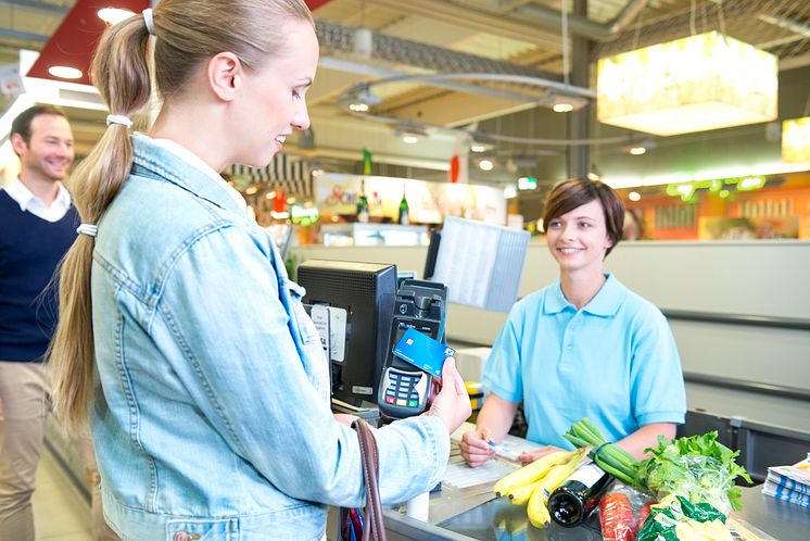 Kontaktloses Bezahlen mit V PAY - im Supermarkt