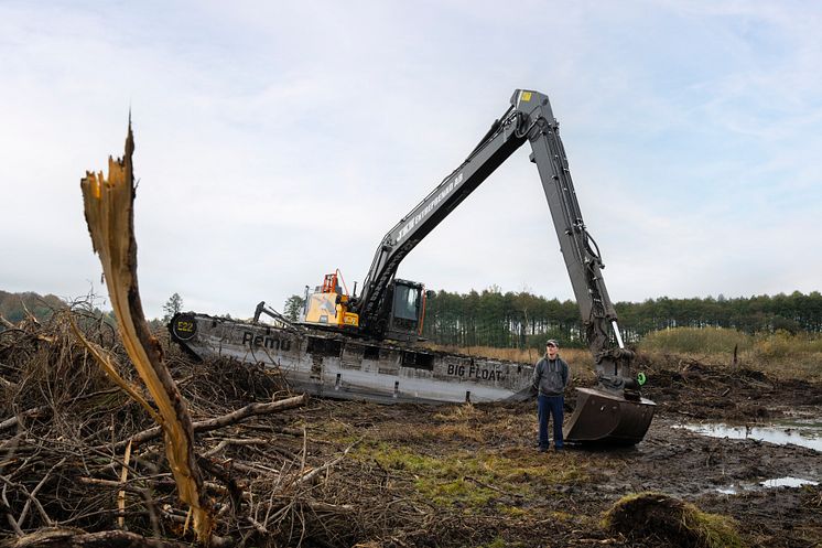 Tobias Julin och Volvo EC220E LR Big Float