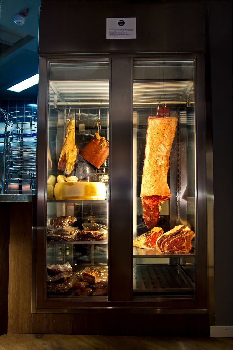 Mörningsskåpet på restaurang West Coast med kött från Svenska Gårdar