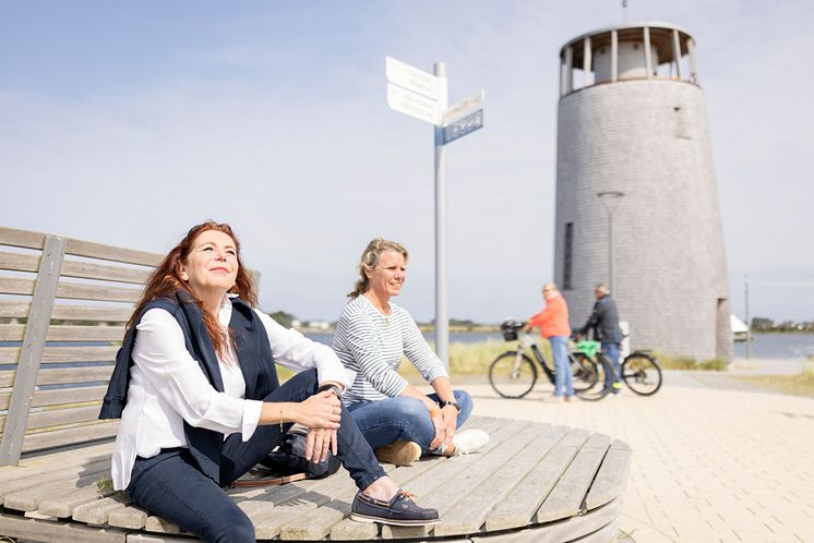 Yachthafenpromenade mit Aussichtsturm
