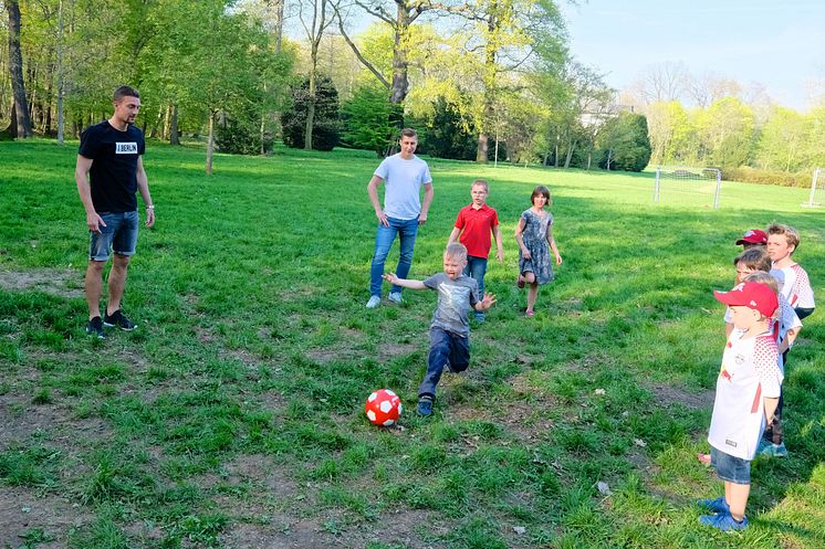 RB-Fußballer kicken im Kinderhospiz Bärenherz mit kleinen Fans um die Wette 