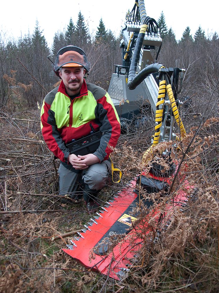 Ebeaver: Johan Dagman och Forest Ebeaver med röjningsaggregat.