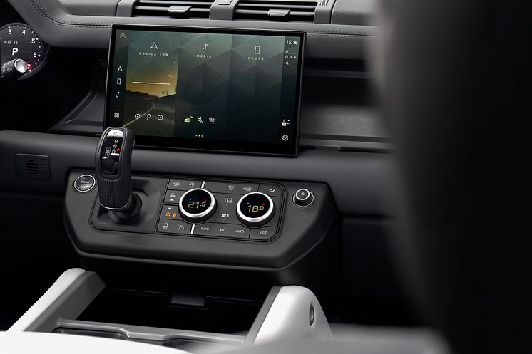 DEF_130_V8_25MY_080524_06_INTERIOR.jpg